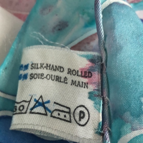 VTG  Custom-printed  and  hand-rolled 100% Silk Gorgeous Oblong Scarf - Picture 8 of 16